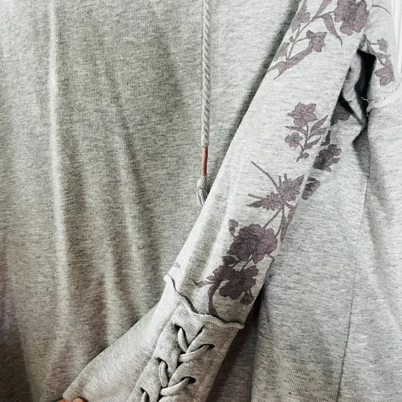 Maurice’s lace up sleeve light weight Sweatshirt - Picture 6 of 6